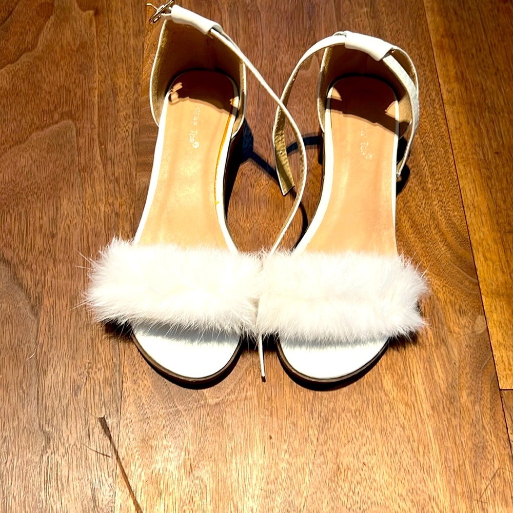 Kids  1/2 inch heel white white fluff